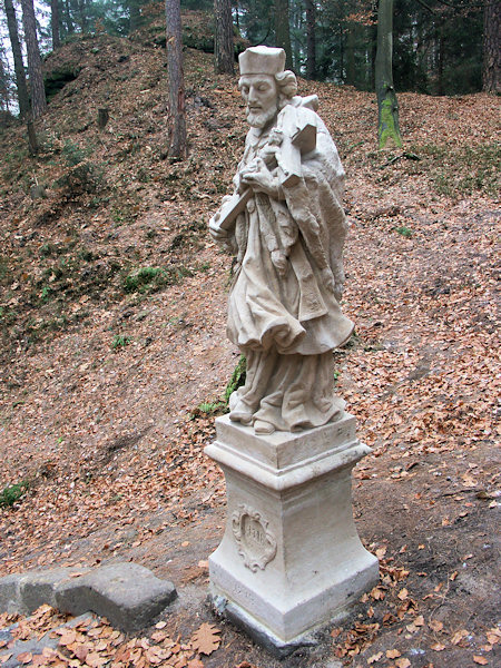 Die Replik der Statue des hl. Johann von Nepomuk.