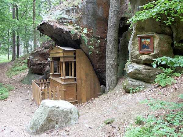 Na podzim roku 2015 byla pod skalním převisem vytvořena dřevěná replika původního oltáře.