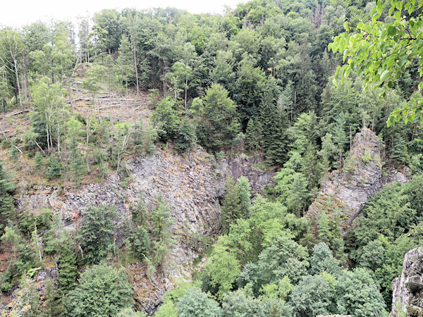 Die Felswand des Břidličný vrch (Schieferberg), Blick vom Pustý zámek (Wüstes Schloss).