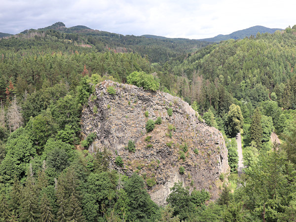 Pohled z vrcholu skalní stěny na protější skalisko Pustého zámku.