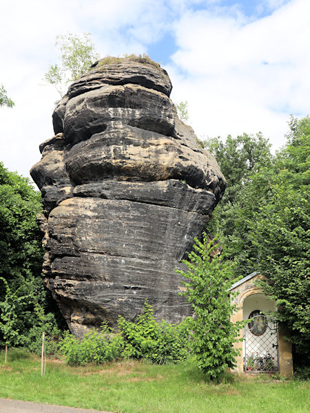 Der Töpferstein und die Kapelle am Rande von Horní Kamenice (Ober Kamnitz).