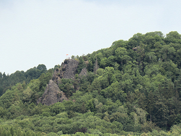 Basaltfelsen mit einem Aussichtspunkt unterhalb des Gipfels von Jehla (Nolde).