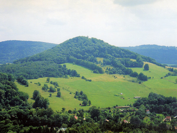 Pohled na Zámecký vrch z vyhlídky na Jehle.