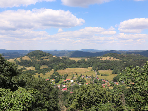 Výhled z vrcholu kopce přes Kunratice k severu.