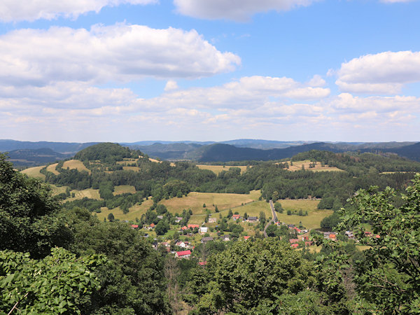 Blick vom Gipfel des Berges auf Kunratice (Kunnersdorf) nach Norden.