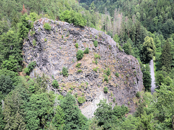 Pohled na skalní ostroh Pustého zámku z Břidličného vrchu.