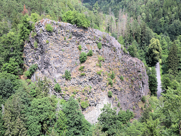 Blick vom Hang des Břidličný vrch (Schieferberges) auf die Felsklippe des Pustý zámek (Wüstes Schloss).