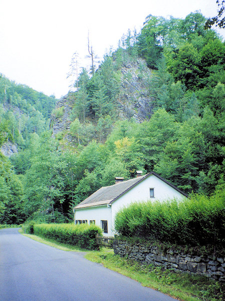 Die Felsklippe des Pustý zámek (Wüstes Schloss) mit dem Wochenendhaus an seinem Fusse.