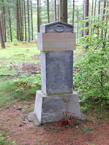 Blumbergův pomník u staré lesní cesty z Horní Kamenice do Lísky.