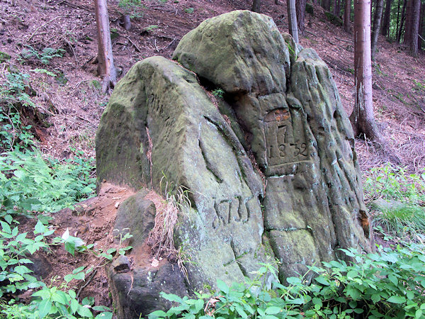 Grenzsteinfelsen unterhalb des Pustý zámek (Wüstes Schloss) -Felsens.