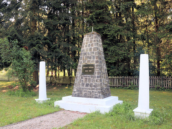 Denkmal an der Stelle des ehemaligen Konzentrationslagers Rabštejn (Rabstein).