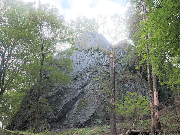 Basaltfelsen unterhalb des Berggipfels.