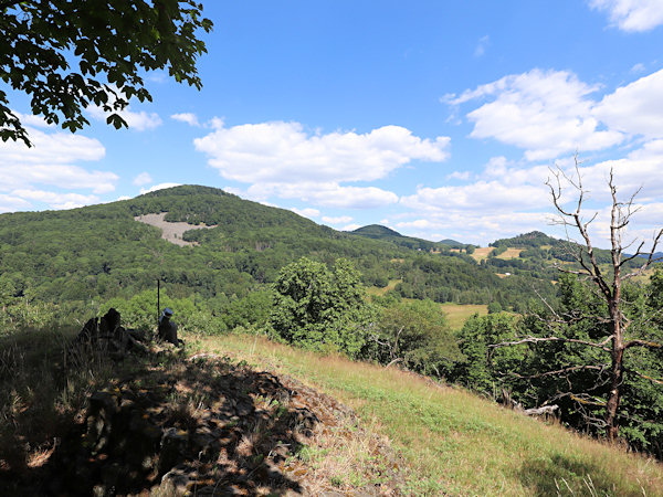 Blick vom Gipfel des Berges auf Studenec(Kaltenberg), Javorek (Kleiner Ahrenberg) und Zlatý vrch (Goldberg).