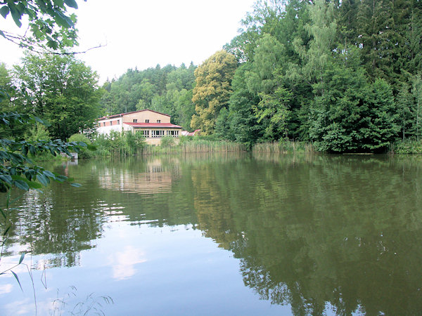Grieselův rybník s bývalou niťárnou v pozadí.
