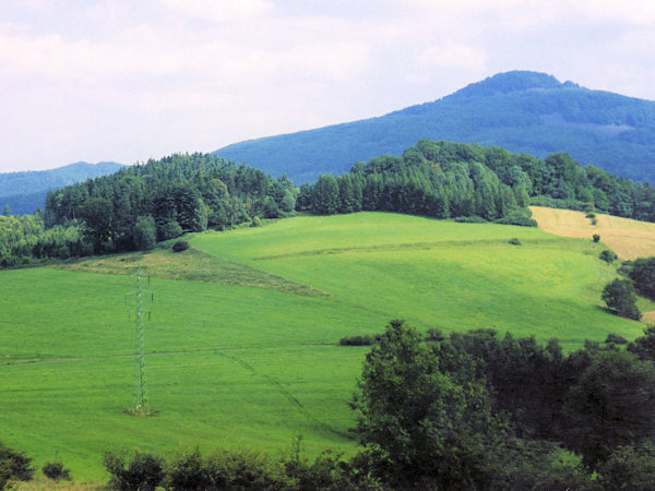 Blick auf den Doppelgipfel des Rolleberg vom Westen. Im Hintergrund der Studenec (Kaltenberg).