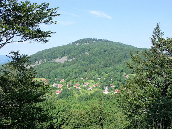 Pohled na Studenec ze Zlatého vrchu, v údolí je osada Líska.