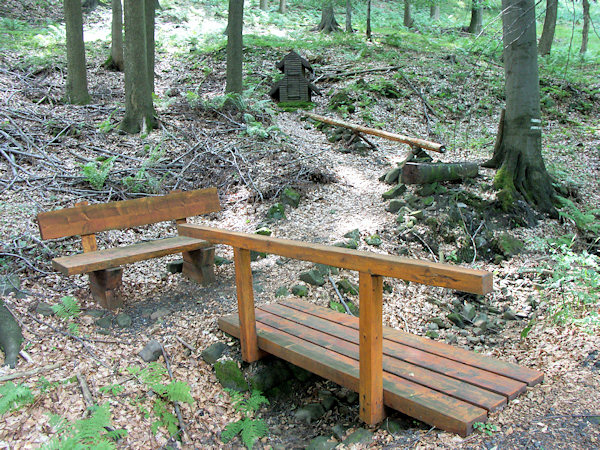 Studánka u Hlavní cesty na severní straně kopce.