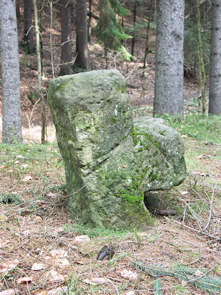 Torso des Steinkreuzes am Wege in das Pavlínino údolí (Paulinengrund).