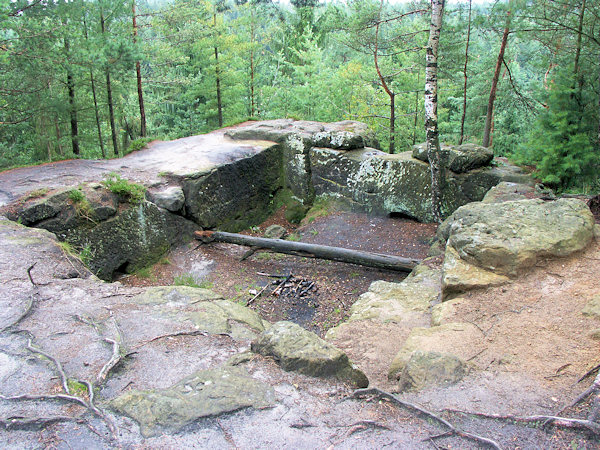 In den Stein gehauene Gründung des Turmes.