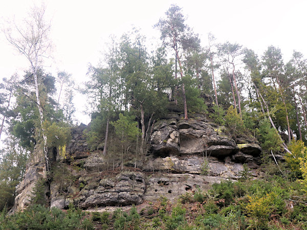 Felsvorsprung Kukaččí kámen oberhalb des Baches Doubický potok.