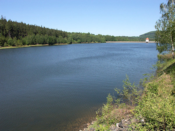 Blick auf den Stausee in Richtung zum Damm.