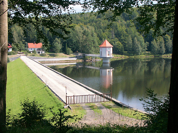 Blick auf die Staumauer und den Wasserentnahmeturm vom Aussichtspunkt am linken Ufer des Stausees.