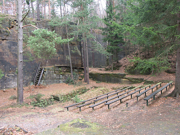Lesní divadlo na severozápadním úpatí Chřibského vrchu.