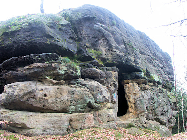 Felsen mit dem Eingang in die Schäferhöhle.