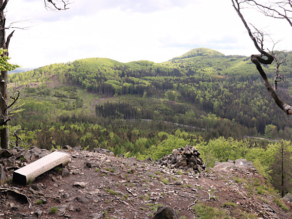 Vom Felssporn auf der Südwestseite des Gipfels hat man einen schönen Blick auf Studenec (Kaltenberg).