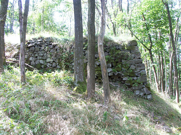 Die Überresten der Gaststätte auf dem Gipfel der Juliova výšina (Juliushöhe).