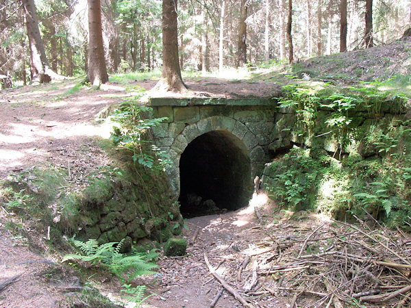 Portal des Felsentunnels oberhalb der früherem Weberei.