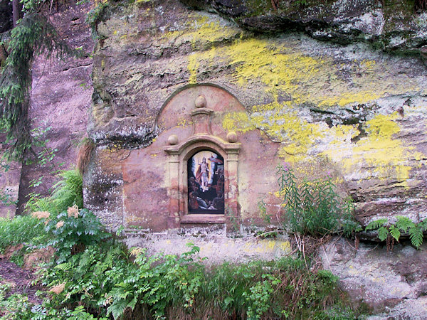 Nische mit dem Bildnis des gekreuzigten Christus am Bachstein.