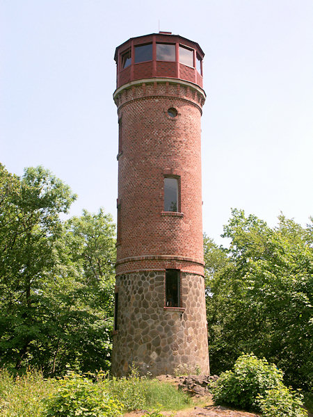 Der Aussichtsturm auf dem Gipfel des Dymník (Rauchberg).