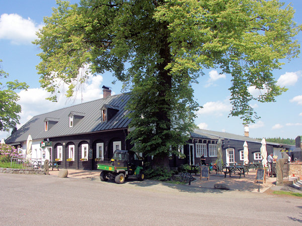 Das Restaurant unter dem Dymník (Rauchberg) ist heute wieder zu einem beliebten Erholungs- und Erfrischungsziel geworden.