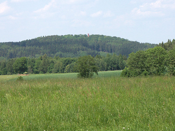 Gesamtansicht der Dymník (Rauchberg) von Süden.