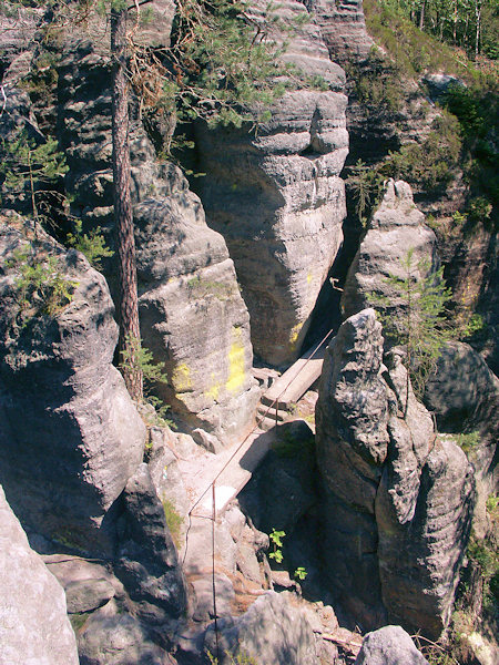 Felsenschlucht am Westende des Haupt-Felsvorsprunges.