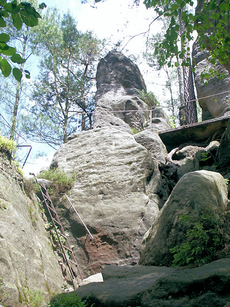 Abstieg vom Haupt-Felsvorsprunge der Burgstätte in die Nebenschlucht.