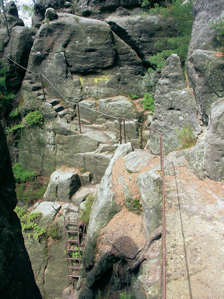 Pfade mit geschnitzten Stufen an der Westseite des Felsmassivs.