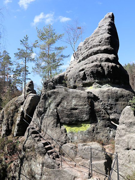 Felsen mit einer Fahne am westlichen Ende des Felsmassivs.
