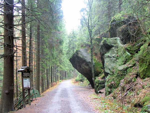 Die Felsen unter dem Kyjovský hrad mit der Gedenktafel der Brüder Bienert.