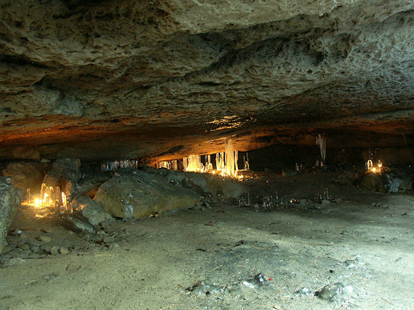 Eiszapfen in der Höhle Jeskyně víl (Feengrotte).