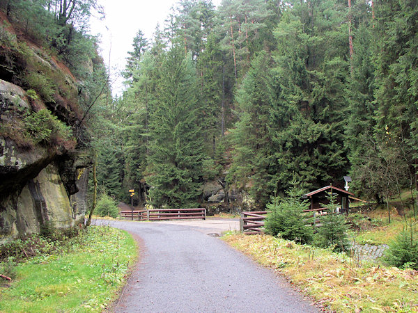 Weggabelung beim Turistický most (Touristenbrücke).