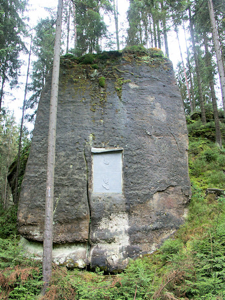 Orlí věž s pamětní deskou Johanna Hilleho.