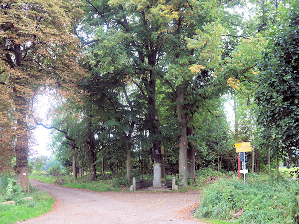 Wegkreuzung an der Stelle der ehemaligen Siedlung.