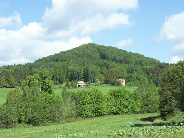 Spravedlnost (Irigtberg), am Fusse die Einschicht Liščí bělidlo (Irigtbleiche).