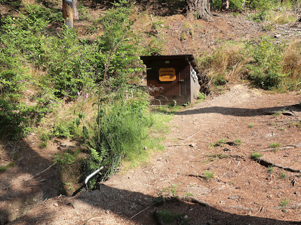 Studánka Hanička na severní straně Vápenného vrchu.