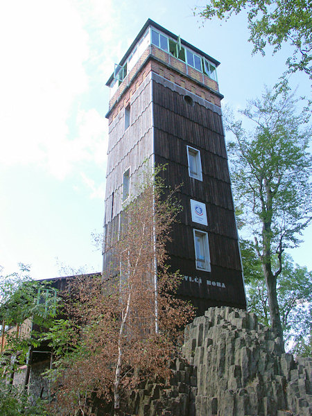 Aussichtsturm auf dem Vlčí hora (Wolfsberg).