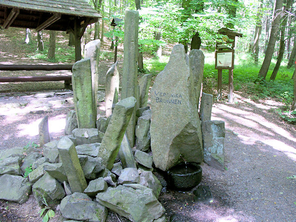 Veronika-Brunnen am Fusse des Vlčí hora (Wolfsberg).