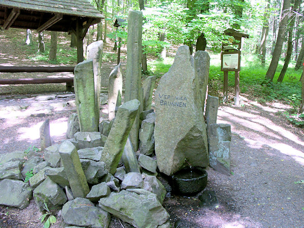 Studánka Veronika na úpatí Vlčí hory.