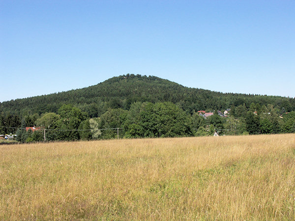 Der Vlčí hora (Wolfsberg) im Blick von Kamenný vrch (Steinberg).